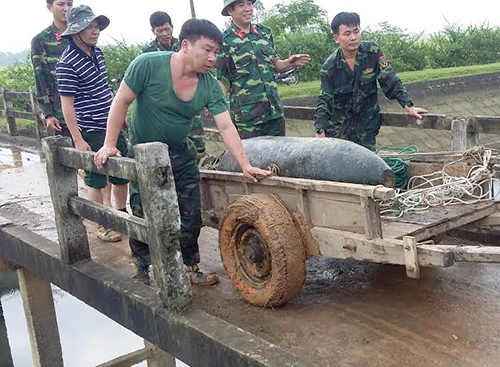 Bom nặng gần 350 kg dưới hồ nuôi cá