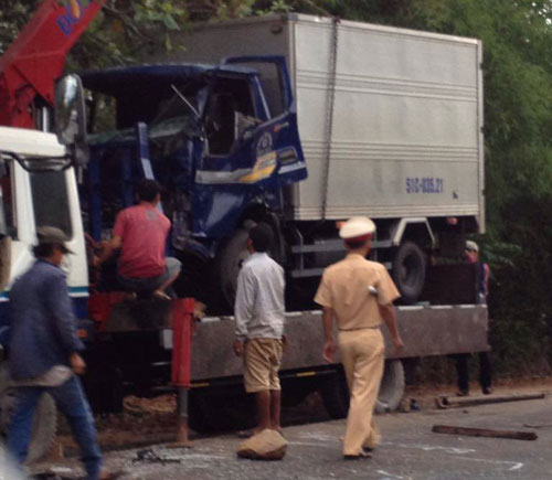 Hai xe đối đầu, hai tài xế đi cấp cứu