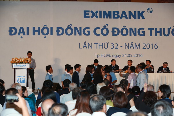 Bịt miệng cổ đông, HĐQT Eximbank lộ rõ nhiều khuất tất