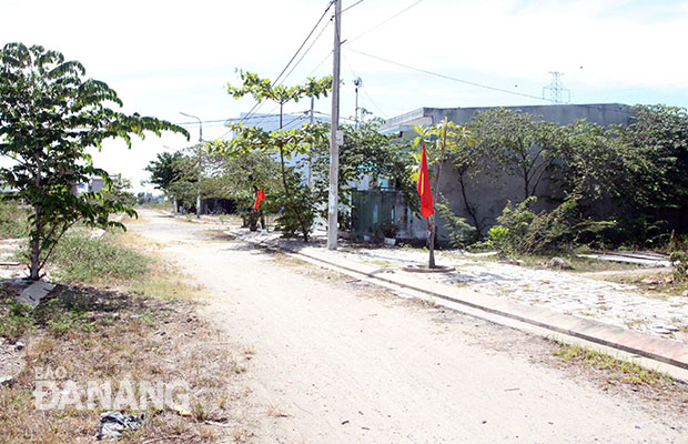 Bức xúc vì nhiều tuyến đường chưa thảm nhựa