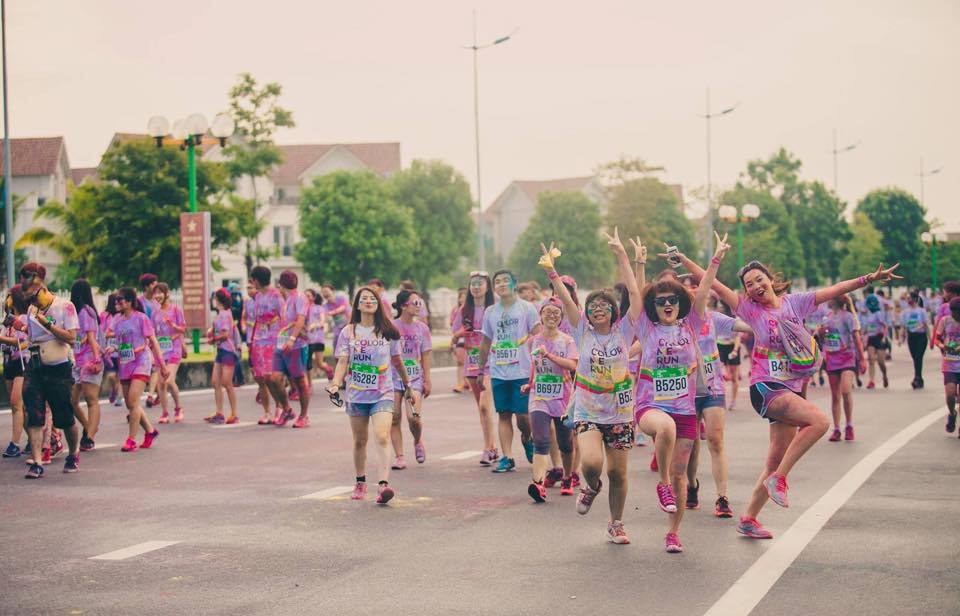Color Me Run – Đường chạy sắc màu 2015 tại Khu đô thị Sinh thái Vinhomes Riverside đã thu hút hàng nghìn người tham gia