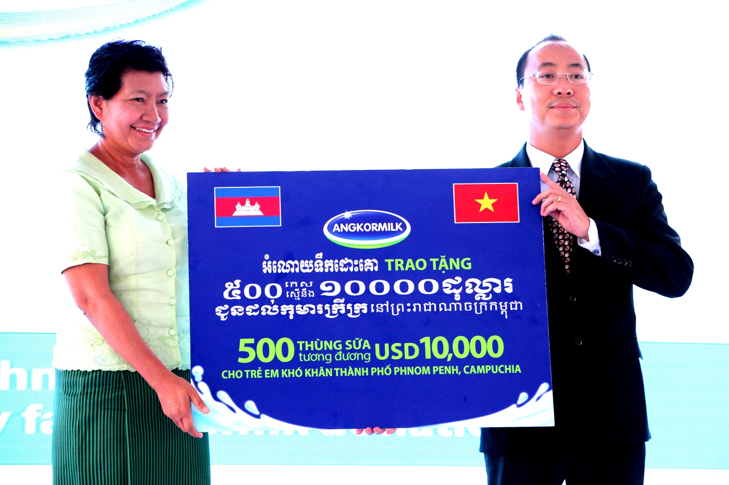 Tại chương trình, Ông Đoàn Quốc Khánh – Tổng Giám đốc Nhà máy Sữa Angkor đại diện Nhà máy đã gửi đến cho trẻ em nghèo của Phnom Penh 500 thùng sữa nước trị giá tương đương 10.000 USD để góp phần cải thiện tình trạng dinh dưỡng cho trẻ em Campuchia