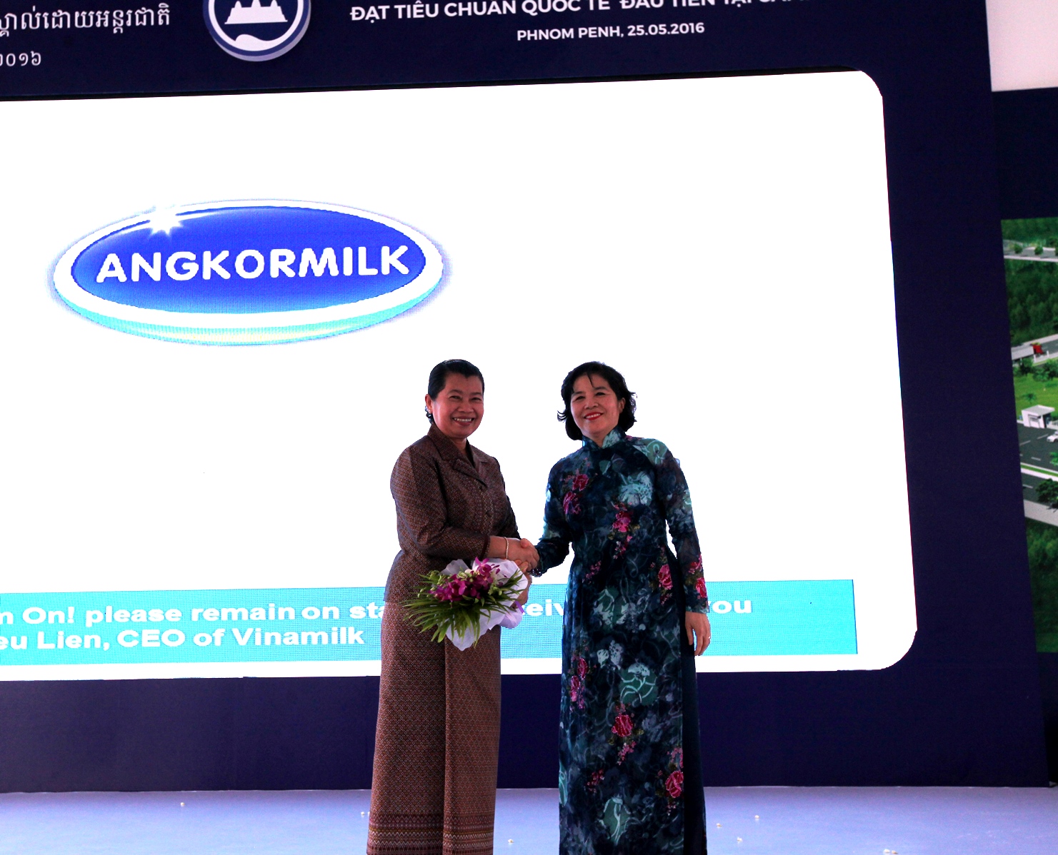 Bà Mai Kiều Liên – Tổng Giám đốc Công ty cổ phần sữa Việt Nam Vinamilk gửi tặng hoa cảm ơn Bà Men Sam On - Phó Thủ tướng chính phủ Vương quốc Campuchia và chính phủ Campuchia 