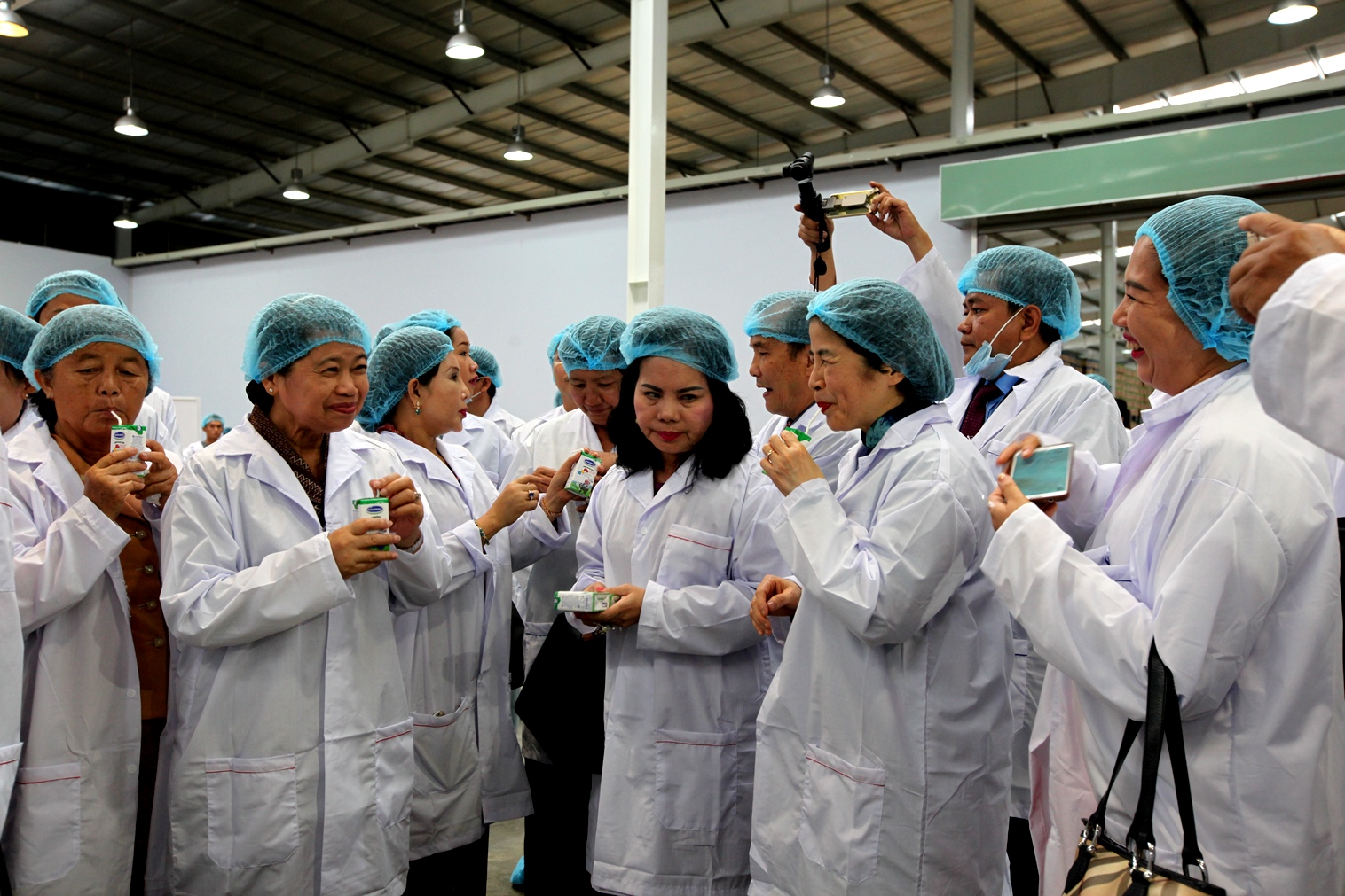 Bà Men Sam On - Phó thủ tướng chính phủ Vương quốc Campuchia cùng khách mời uống thử những sản phẩm sữa đầu tiên do Nhà máy sữa Angkor sản xuất