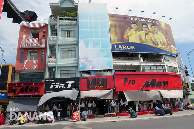 Dân chờ mẫu mái che mới