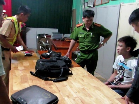 Bắt đối tượng vận chuyển 6kg ma túy đá