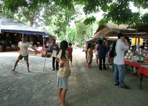  Một chợ nhỏ của người Lào gần sòng bạc Kings Romans.