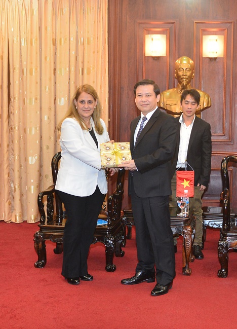 Viện trưởng VKSNDTC Lê Minh Trí tặng quà lưu niệm