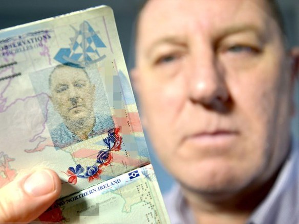 Dở khóc dở cười vì ảnh hộ chiếu giống hệt trùm phátxít Hitler
