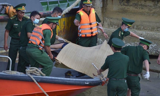 Thi thể 1 trong 3 nạn nhân thiệt mạng được tìm thấy ở vịnh biển Đà Nẵng ven tuyến đường Nguyễn Tất Thành vào cuối buổi chiều ngày 5/6. Ảnh Thanh Tùng.