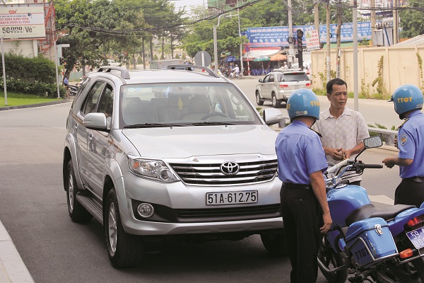 Thiếu chế tài, taxi nội thoi thóp trước kiểu cạnh tranh của taxi ngoại
