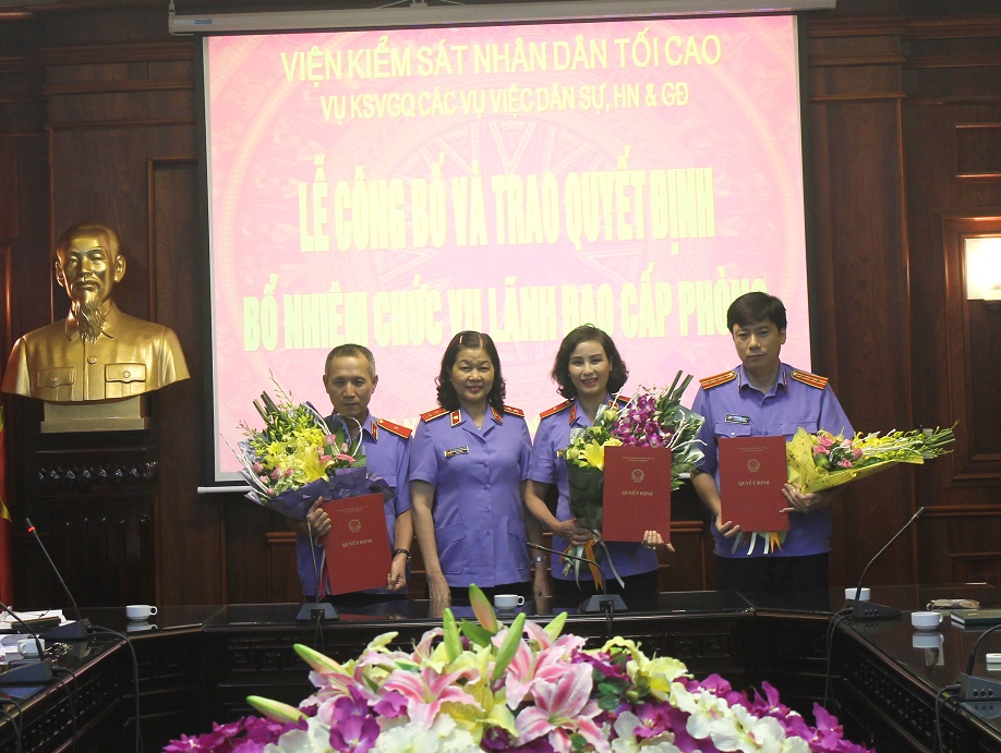 Phó Viện trưởng VKSNDTC Nguyễn Thị Thủy Khiêm trao quyết định bổ nhiệm Lãnh đạo cấp phòng cho 3 đồng chí thuộc Vụ 9, VKSNDTC