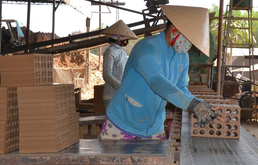 Đóng cửa ngay các lò gạch đốt bằng rác thải công nghiệp