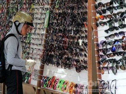 Rước bệnh nguy hiểm khi đeo mắt kính giá bèo