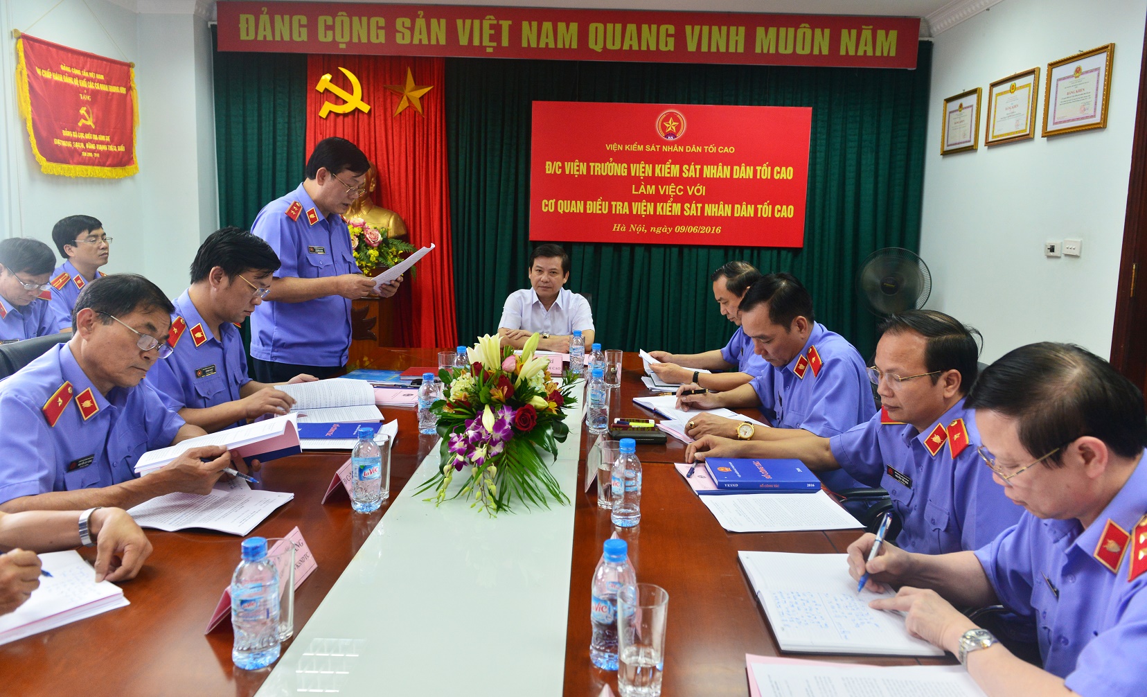 Viện trưởng VKSNDTC Lê Minh Trí nghe lãnh đạo Cơ quan điều tra VKSNDTC báo cáo kết quả công tác 6 tháng đầu năm 2016