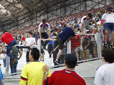 UEFA dọa đuổi Anh và Nga khỏi Euro