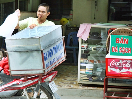 Nguy cơ nhiễm bệnh từ  nước đá bẩn