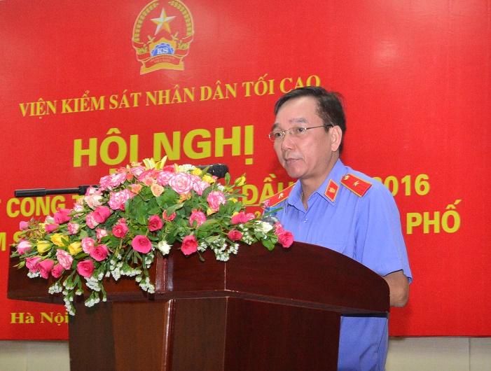 Đồng chí Trần Anh Tuấn, Chánh Văn phòng VKSNDTC trình bày báo cáo sơ kết tại Hội nghị