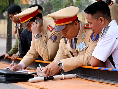 Nộp phạt vi phạm giao thông qua bưu điện, nhận lại giấy tờ tại nhà