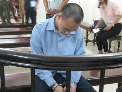 Cho rằng bị cúp lương, rút dao đâm chết quản đốc doanh nghiệp