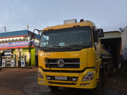 Tạm giữ xe bồn chở 19 000 lít xăng nghi là xăng lậu