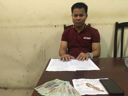 Lợi dụng khách say rượu, lái xe taxi ôm trọn gói tài sản