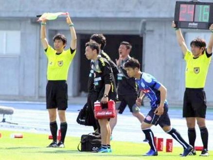 Công Phượng được tung vào sân để mong tìm bàn thắng cho đội Mito Hollyhock