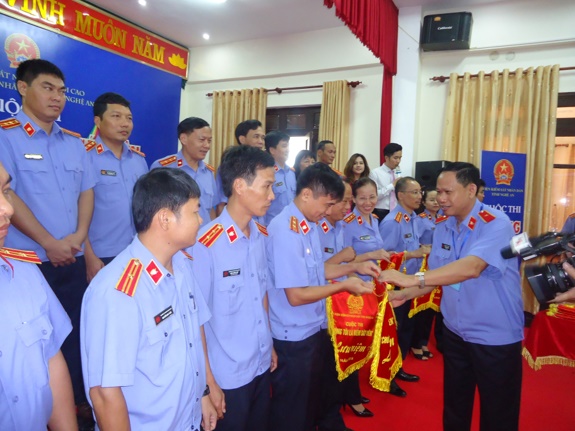 Đồng chí Tăng Ngọc Tuấn – Viện trưởng VKSND tỉnh Nghệ An tặng cờ lưu niệm cho các đội tham gia cuộc thi
