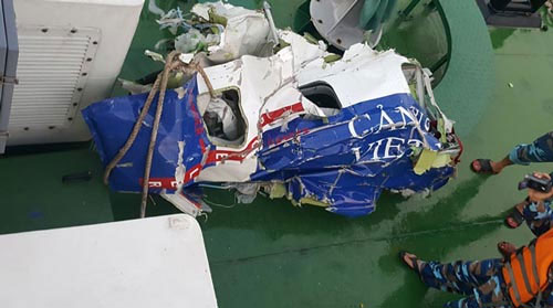 Các mảnh vỡ máy bay CASA-212 được tìm thấy ngày 17/6. Ảnh: Bộ Quốc phòng