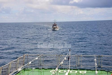 Tàu đưa Phó thủ tướng Chính phủ Trịnh Đình Dũng tiếp cận tàu chỉ huy tại khu vực tìm kiếm cứu nạn. Nguồn: QĐND