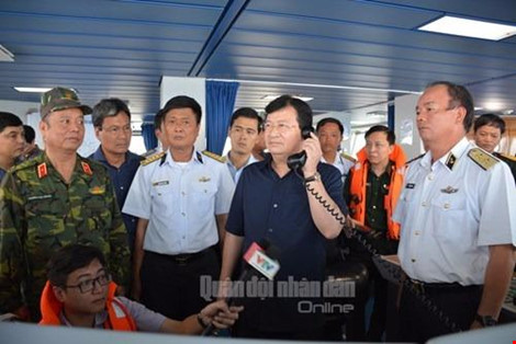  Phó thủ tướng Chính phủ Trịnh Đình Dũng động viên các lực lượng tìm kiếm cứu nạn tại thực địa. Ảnh: QĐND