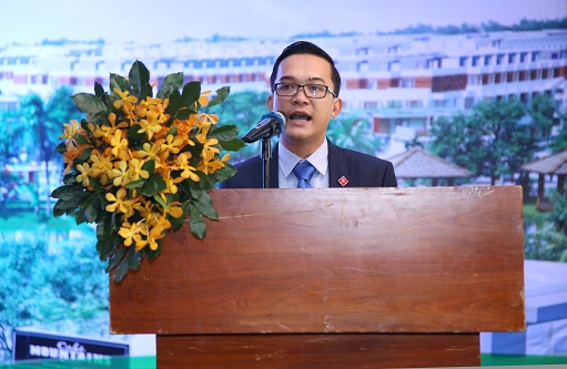 Ông Trần Quốc Việt – Chủ tịch HĐQT kiêm TGĐ công ty CP Địa Ốc Cát Tường Đức Hòa trao giải cho các khách hàng may mắn tại buổi lễ