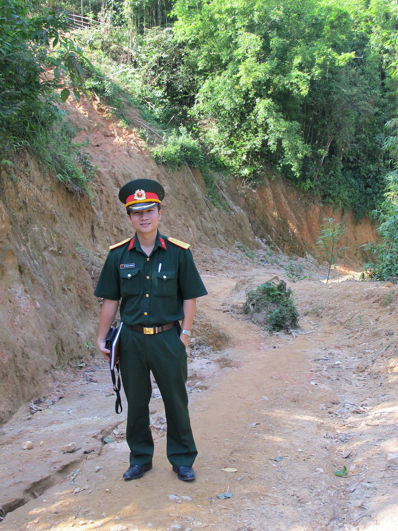 Nhà báo Hồ Quang Phương trên đường tác nghiệp tại xã biên giới Sì Lờ Lầu, huyện Phong Thổ, tỉnh Lai Châu.