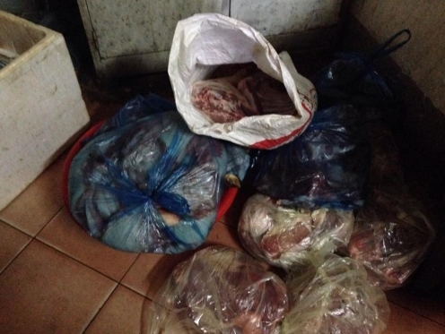 Bắt gần 2 tạ thịt lợn đông đá, hôi thối, đổi màu bán công khai ở chợ