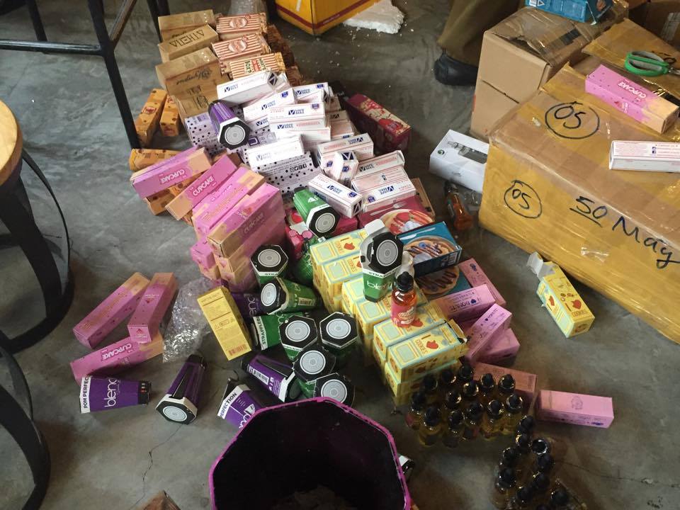 Bắt hàng nghìn dụng cụ hút thuốc lá điện tử, shisha điện tử