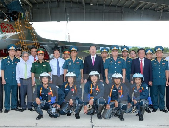 Chủ tịch nước Trần Đại Quang thăm Trung đoàn Không quân 925