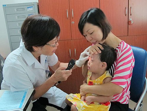 Cảnh báo dịch đau mắt đỏ tấn công Hà Nội