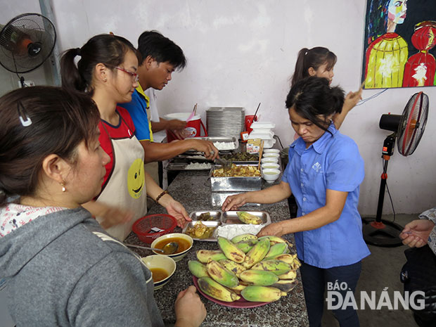 Ấm lòng quán cơm từ thiện 2 000 đồng