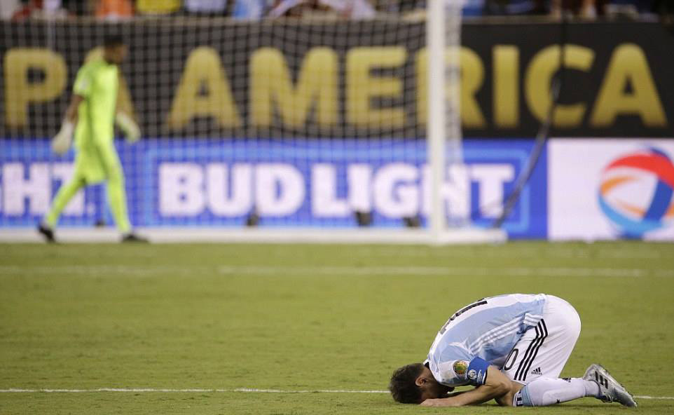Hình ảnh tiêu biểu cho thất bại của thế hệ hiện có của bóng đá Argentina: Cúi đầu trước nghịch cảnh