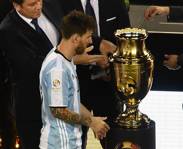 Năm thứ 3 liên tiếp, Argentina của Messi không đủ khả năng chạm vào cúp vô địch