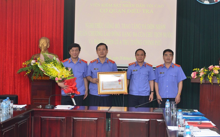 Phó Viện trưởng VKSNDTC Bùi Mạnh Cường trao Huân chương Lao động hạng Ba của Chủ tịch nước Cộng hòa XHCN Việt Nam cho Cơ quan điều tra VKSNDTC