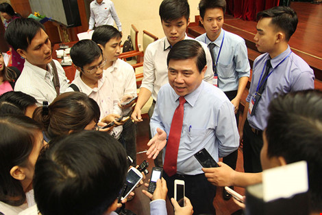  Chủ tịch UBND TP.HCM Nguyễn Thành Phong trả lời báo chí tại một kỳ họp HĐND TP.HCM khóa VIII. Ảnh: HOÀNG GIANG