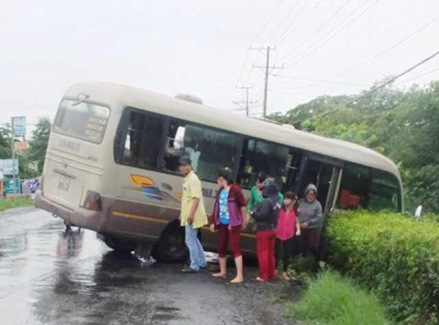 Nhiều hành khách thót tim khi xe khách lao xuống lề đường
