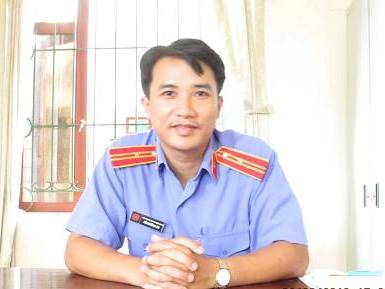 Chạy xe giữa đêm khuya để tìm trả thẻ dự thi cho thí sinh