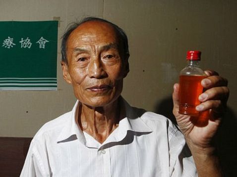 Cụ ông uống nước tiểu suốt 23 năm để chữa bệnh