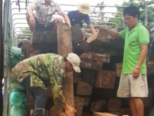 Phát hiện lô gỗ quý được ngụy trang chở trên xe tải