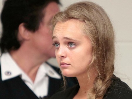  Michelle Carter xuất hiện tại tòa hôm 2/7 với cáo buộc ngộ sát khi đã gián tiếp dẫn đến hành động tự sát của bạn trai