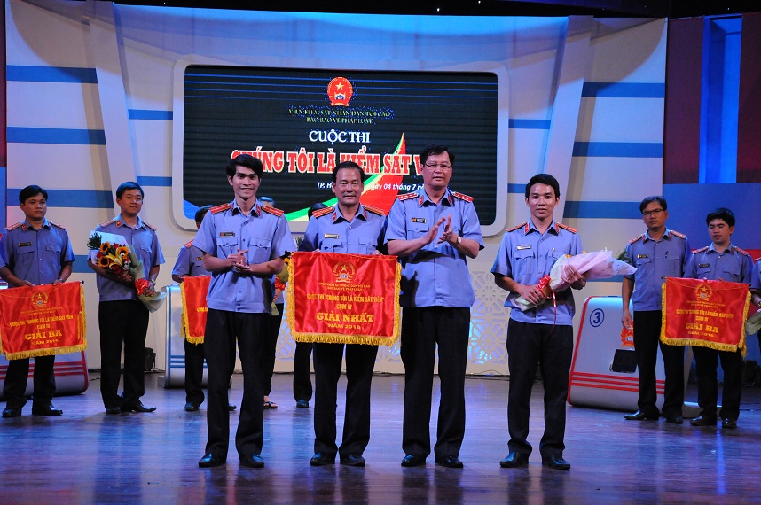 Phó viện trưởng VKSNDTC Trần Công Phàn trao giải và cờ lưu niệm cho đội đạt giải Nhất cụm 4, đội VKS Bình Định