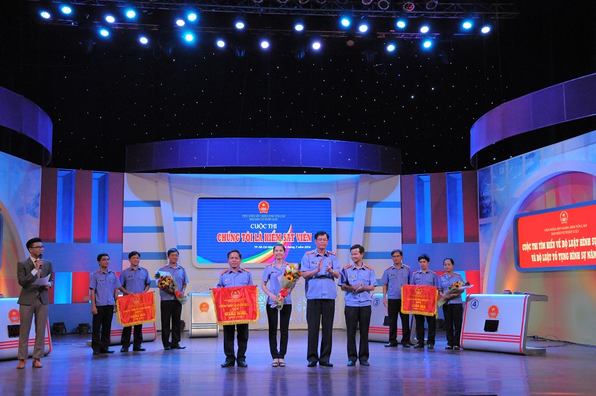Phó viện trưởng VKSNDTC Trần Công Phàn trao giải Nhì cho đội đến từ VKS tỉnh Quảng Nam