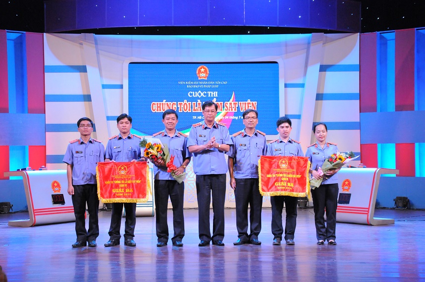 Phó viện trưởng VKSNDTC Trần Công Phàn trao giải Ba cho đội đến từ VKS tỉnh Trà Vinh và VKS tỉnh Gia Lai